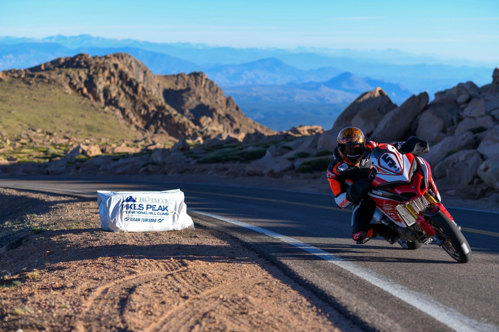 موتورسوار در مسیر مسابقهٔ Pikes Peak International Hill Climb ۲۰۱۸ در حال عبور از پیچ‌های کوهستانی با موتور است.