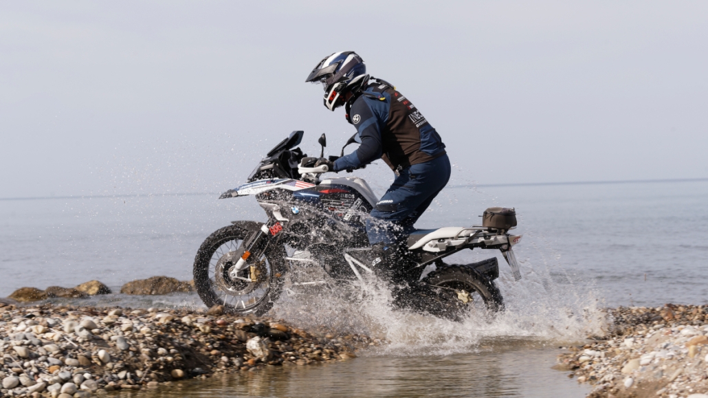 موتورسواران با موتورسیکلت‌های ب‌ام‌و GS در ابتدای مسیر مسابقات GS Trophy 2022 در آلبانی