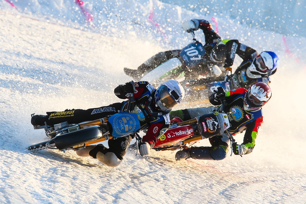 موتورسوار در رقابت گزینشی فری‌استایل یخ‌سواری ۲۰۲۳ در اورنسکولدسویک، سوئد، روی موتور یخی مشغول پیچیدن با زاویه بالا
