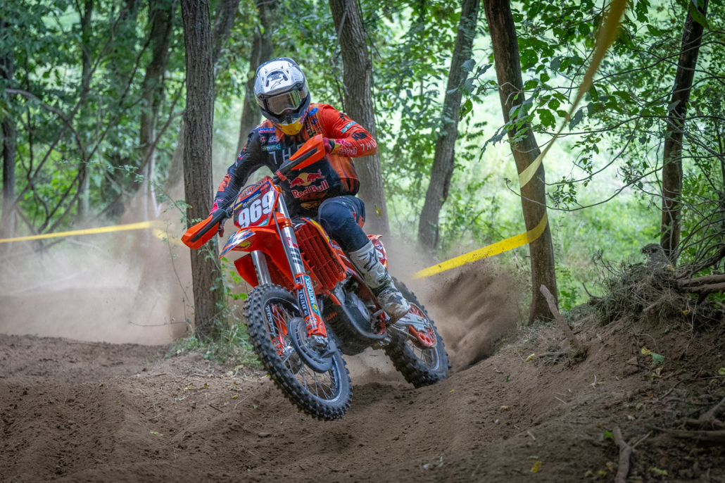 جانی جیرُوار در رقابت US Sprint Enduro World Championship در مسیر خاکی مسابقه.