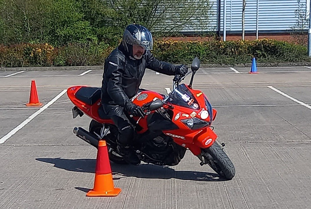 ورزشکار موتورسواری در رویداد ‎Moto Gymkhana Midlands در میدلندز بریتانیا، در حال اجرای مانور مهارتی با موتورسیکلت