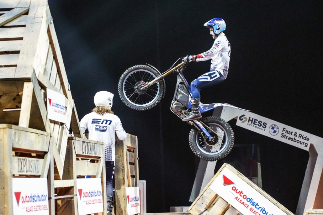 موتورسوار در مسابقات X-Trial در حال عبور از مانع سنگی با تمرکز کامل و کنترل موتور