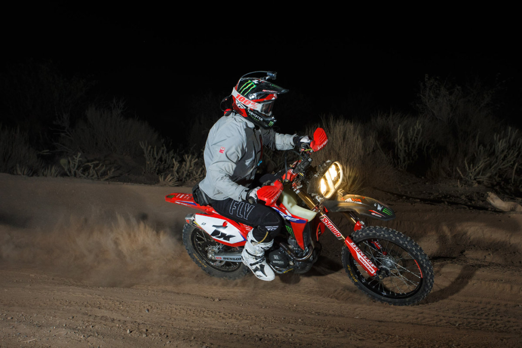 موتورسوار هوندا در حال عبور از مسیر بیابانی در رقابت Baja 1000.