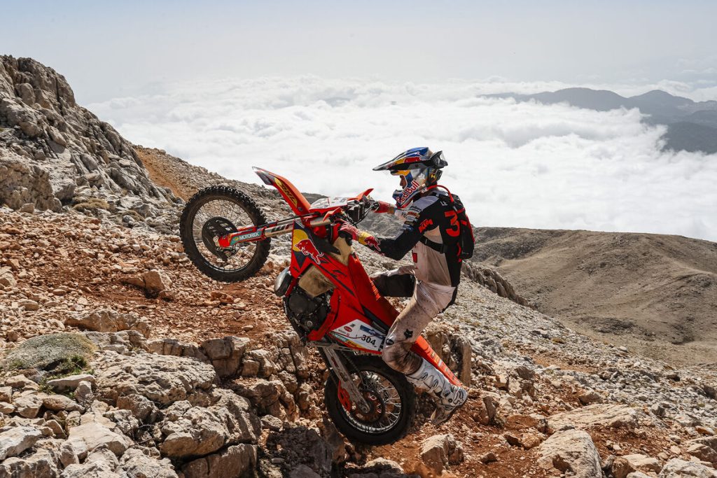 Manuel Lettenbichler در حال عبور از مسیر سنگی و دشوار در مسابقه Sea to Sky Hard Enduro.