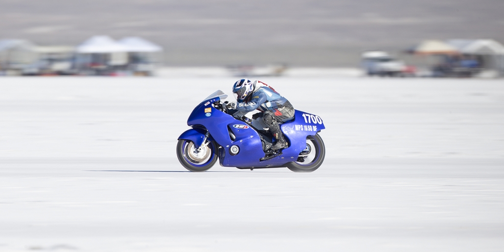 موتورسوار در مسابقات Land Speed Racing در نمک‌زارهای Bonneville در حال تلاش برای ثبت رکورد سرعت جدید