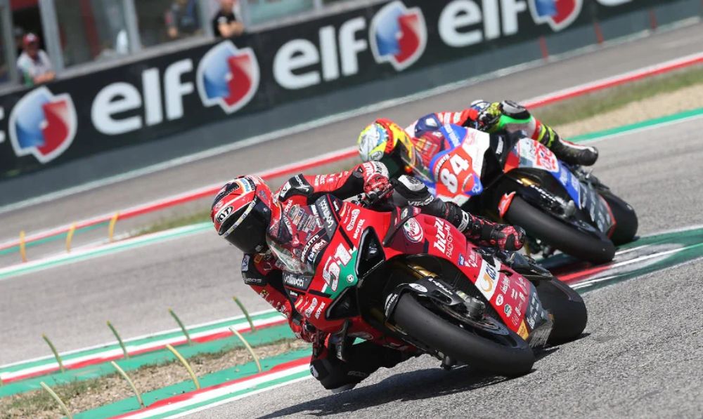 موتورسواران در حال رقابت در مسابقات موتورسواری سرعت ایتالیا (CIV) در پیست ایمولا.