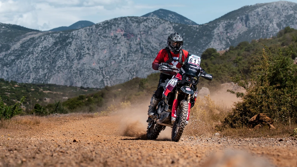 موتورسوار در حال عبور از مسیر کوهستانی و خاکی در مسابقات رالی رید یونان (Hellas Rally).