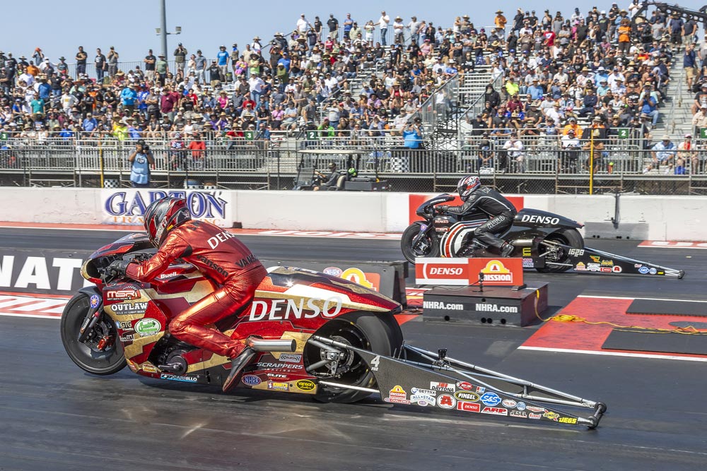 موتورسواران Matt Smith و John Hall در مسابقات Drag Racing NHRA 2024 Sonoma Nationals در خط شروع رقابت Pro Stock Motorcycle