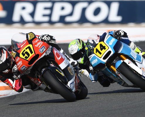 موتورسواران در حال رقابت در رده Moto2 مسابقات FIM CEV Repsol تحت نظارت FIM Europe.