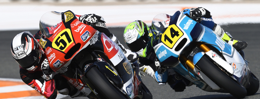 موتورسواران در حال رقابت در رده Moto2 مسابقات FIM CEV Repsol تحت نظارت FIM Europe.