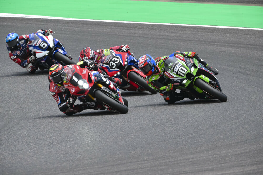 موتورسواران در حال رقابت در مسابقه ۸ ساعته سوزوکا – بخشی از سری جهانی استقامتی EWC.