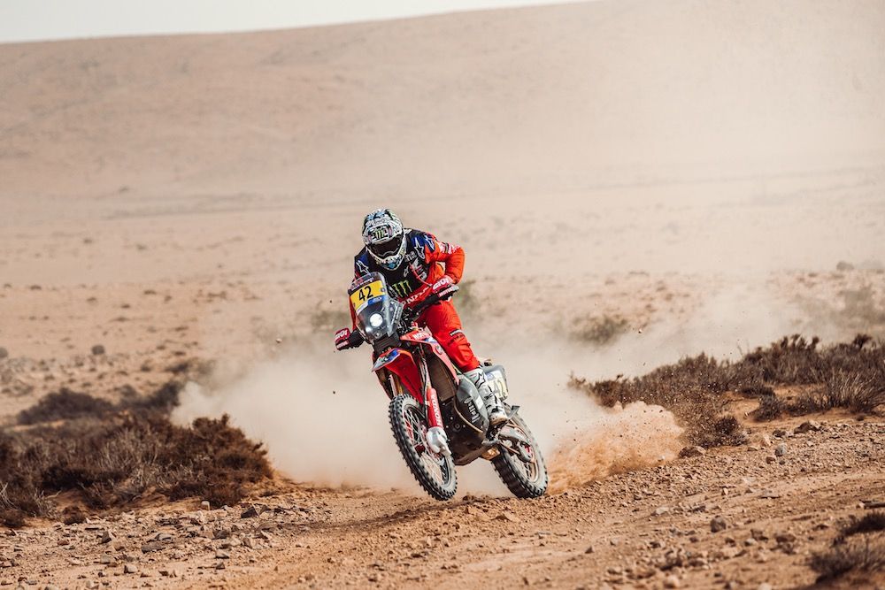 Adrien Van Beveren در مسابقه رالی مراکش، عبور از مسیر سخت بیابانی.