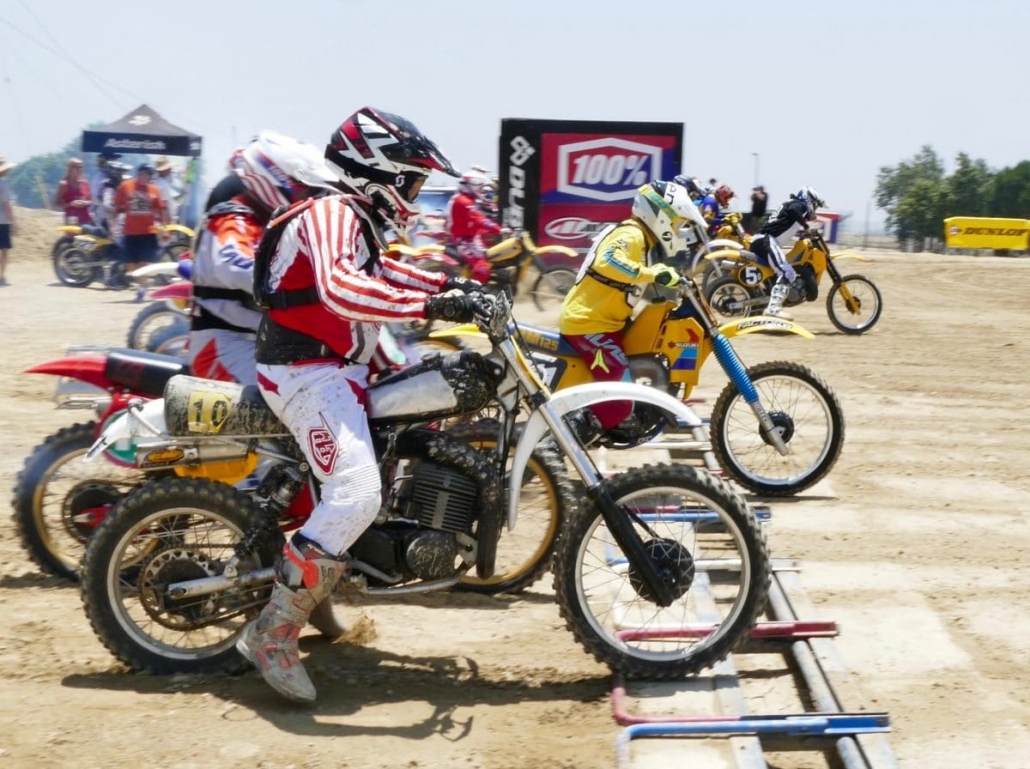 موتورسیکلت موتوکراس قدیمی (وینتج) در حین مسابقه زمین خاکی، با طراحی کلاسیک