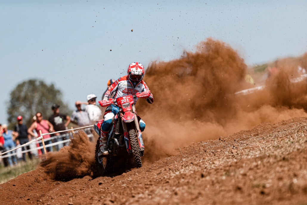 موتورسوار در مسابقات بین‌المللی شش‌روزه اندورو ISDE 2022 روز چهارم در مسیر خاکی در حال رقابت