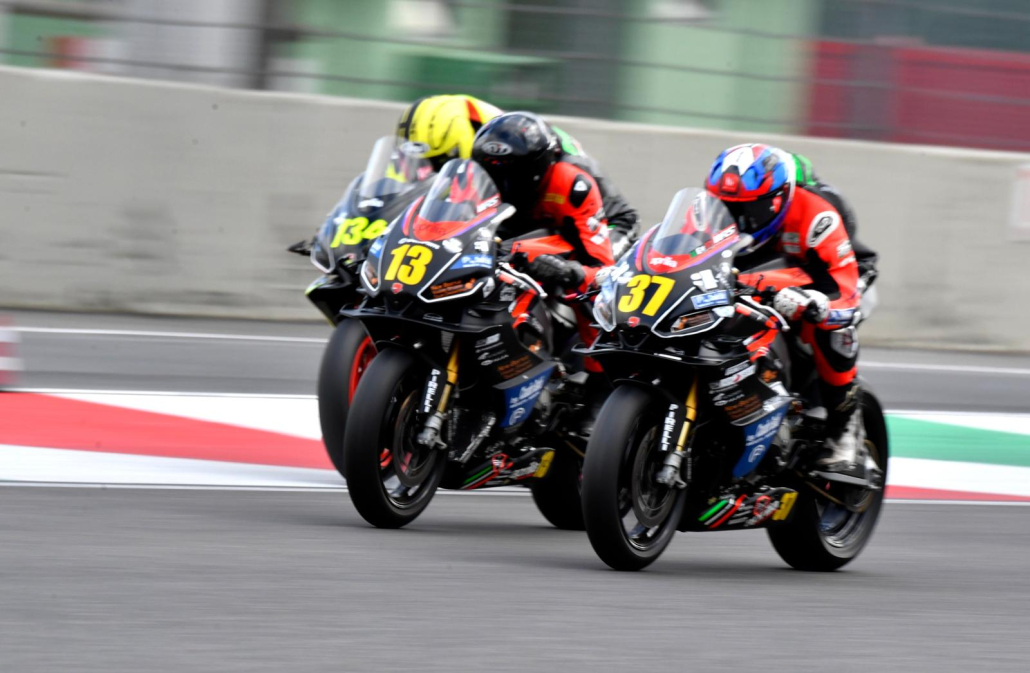 موتورسوار در حال عبور از پیچ در مسابقات AMA Superbike تحت مدیریت MotoAmerica، نمایی از سرعت و کنترل بالا.