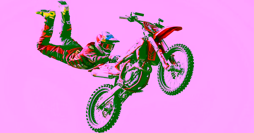 ورزشکار Freestyle Motocross در حال اجرای حرکت Double Superman Seat Grab در هوای آزاد در مسابقات FMX