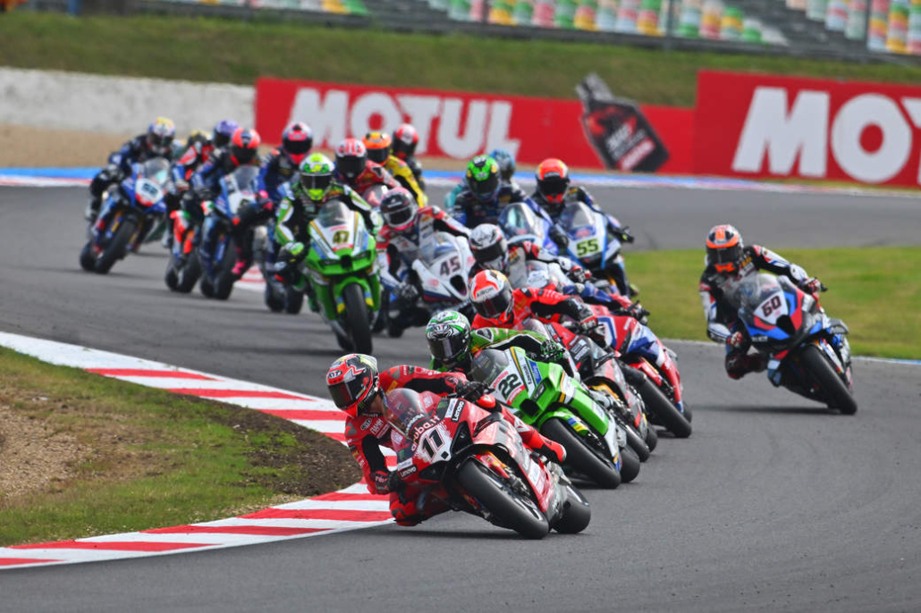 موتورسواران در حال رقابت در مسابقهٔ WorldSBK در مرحله Magny-Cours فرانسه ۲۰۲۴.