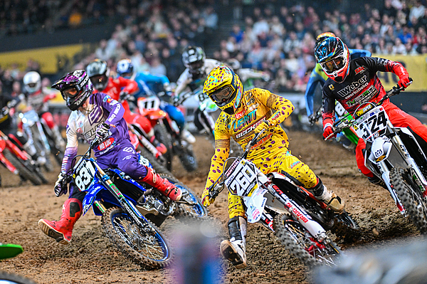 موتورسواران در حال پرش و رقابت در کلاس SX2 مسابقات Supercross Stuttgart.