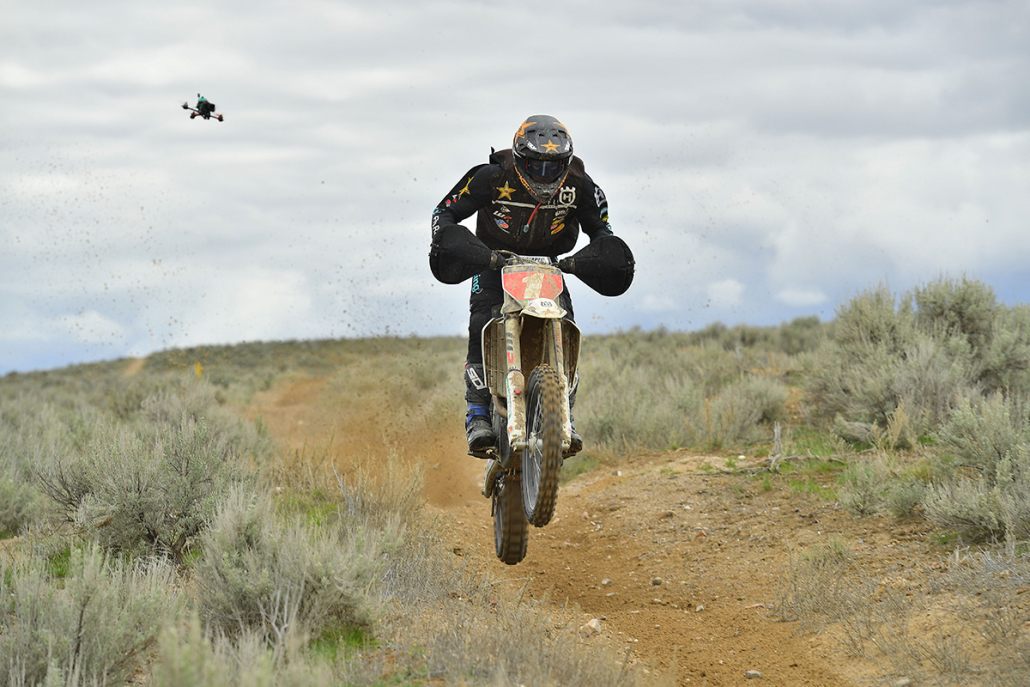 دالتون شایری از تیم Rockstar Husqvarna در مسابقه AMA Hare & Hound در مسیر خاکی مسابقه.