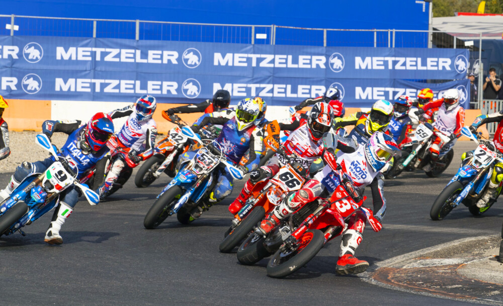 موتورسواران تیم‌های ملی در مسابقه Supermoto of Nations 2023 با موتورسیکلت‌های سوپرمو ترکیبی از آسفالت و خاک