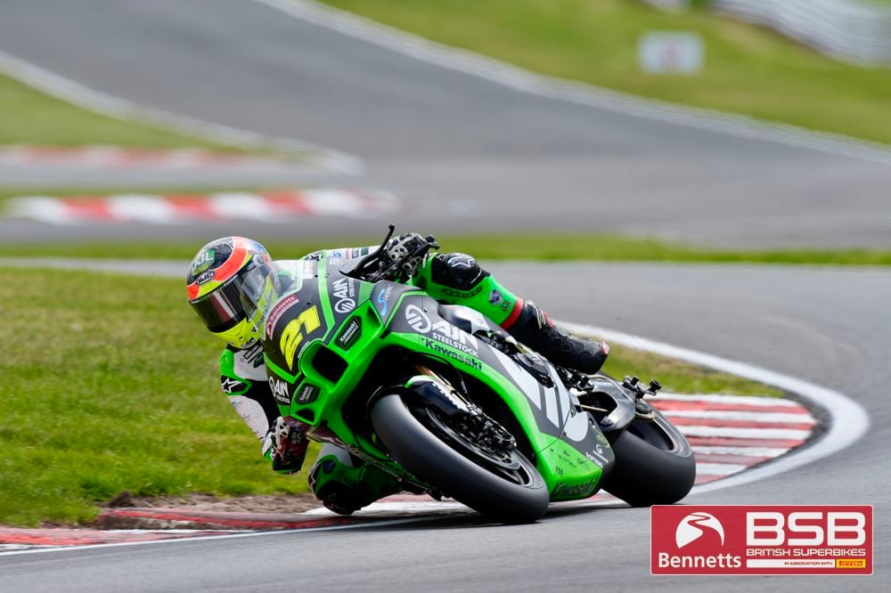 موتورسوار در حال پیچیدن با سرعت بالا در مسابقات بریتیش سوپربایک (BSB) در پیست برندز هاچ.