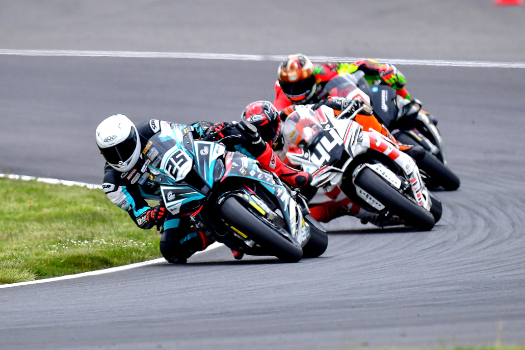 موتورسواران در رقابت Pro Superstock در پیست مسابقه – نمایی اکشن از کلاس Pro Superstock.