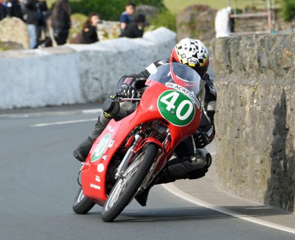 موتورسواران در حال رقابت با موتورسیکلت‌های کلاسیک در رویداد Classic TT در جزیره من.