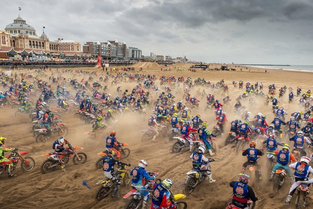 موتورسواران در مسابقهٔ شن‌سواری موتور «World’s Toughest Beach Race» در هلند در خط استارت – موتورهای خاکی روی ساحل