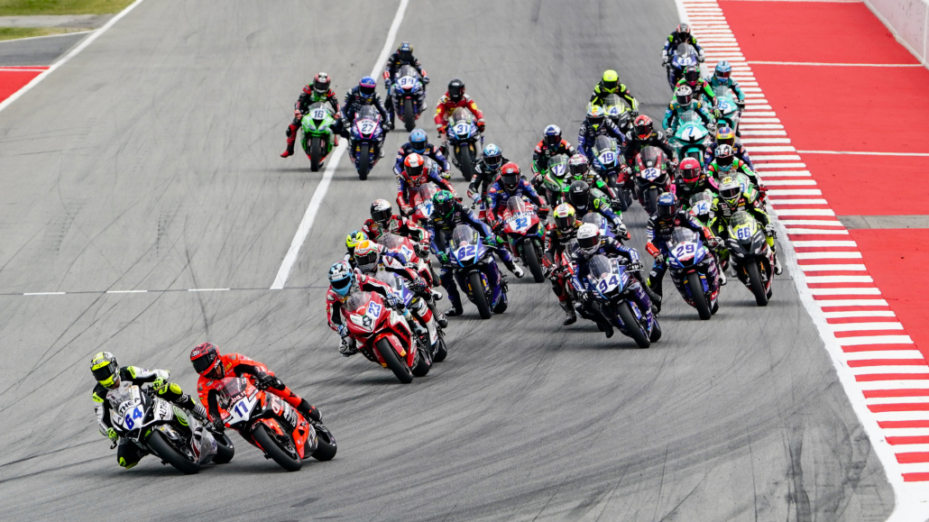 موتورسواران در حال رقابت در کلاس WorldSSP، نمایی اکشن از مسابقهٔ supersport جهانی.