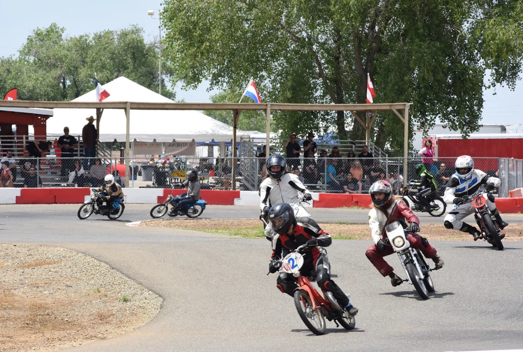 رقابت Moped Grand Prix در پیست کِرت کارت‌رک (Prairie City)، موتورسیکلت‌های سبک ۵۰ و ۷۵ سی‌سی در حال عبور از پیچ هستند.